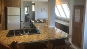 A kitchen with granite countertops, a refrigerator, a stove, and a sink. - OVERSIZED PORCH, LAKE FRONT, Mammoth Cave, Fast WiFi, Firepit, hiking (Mammoth Cave)