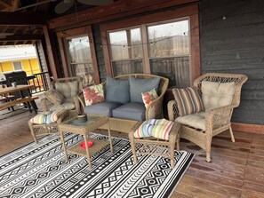 Terrace/patio - OVERSIZED PORCH, LAKE FRONT, Mammoth Cave, Fast WiFi, Firepit, hiking (Mammoth Cave)