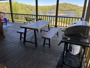 Outdoor dining - OVERSIZED PORCH, LAKE FRONT, Mammoth Cave, Fast WiFi, Firepit, hiking (Mammoth Cave)