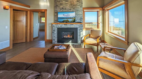 TV, fireplace, DVD player - Waters Edge Your Ideal Beachfront Escape (Sequim)