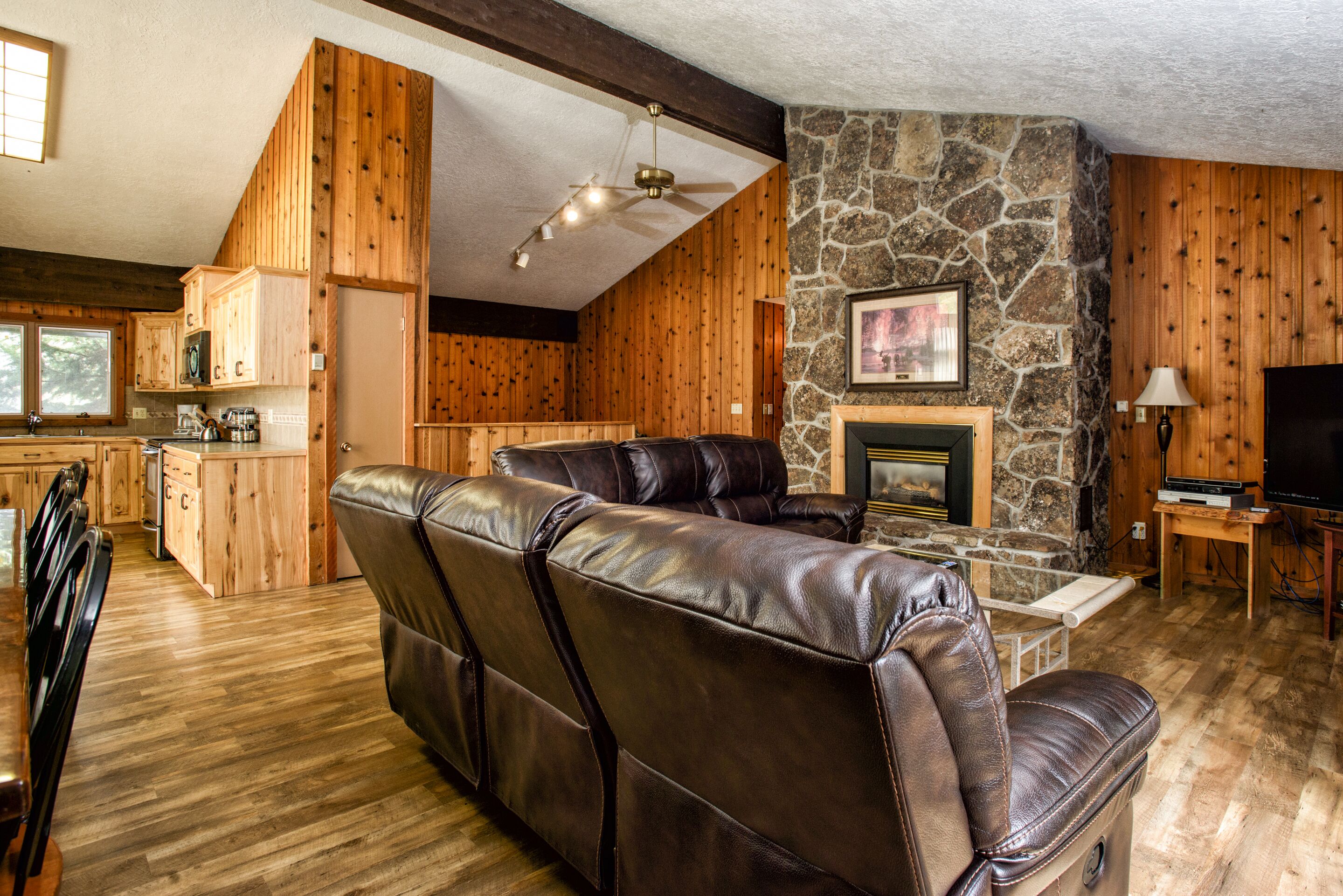 8 miles from Yellowstone! Fireplace, 2 decks, gas grill, new kitchen!