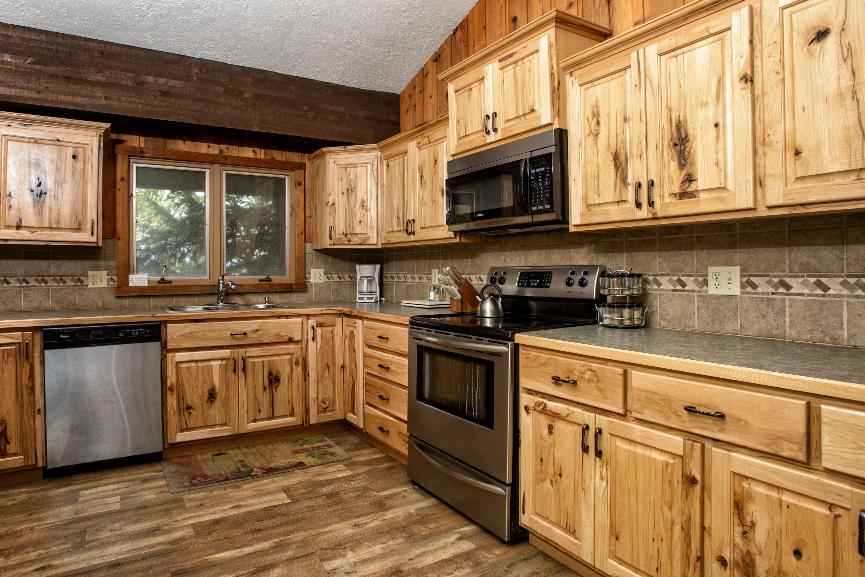8 miles from Yellowstone! Fireplace, 2 decks, gas grill, new kitchen!