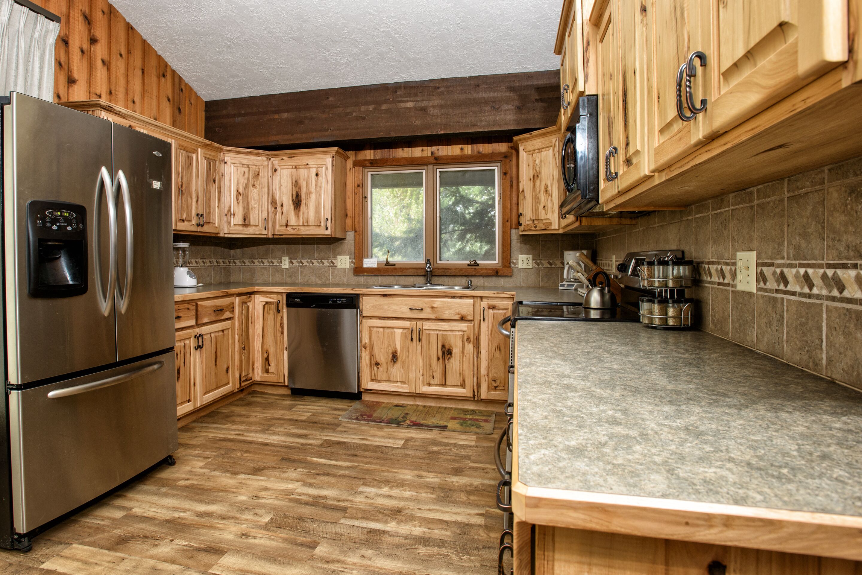 8 miles from Yellowstone! Fireplace, 2 decks, gas grill, new kitchen!