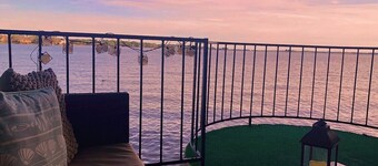 The Lakeside Getaway - newly renovated condo on Lake Conroe