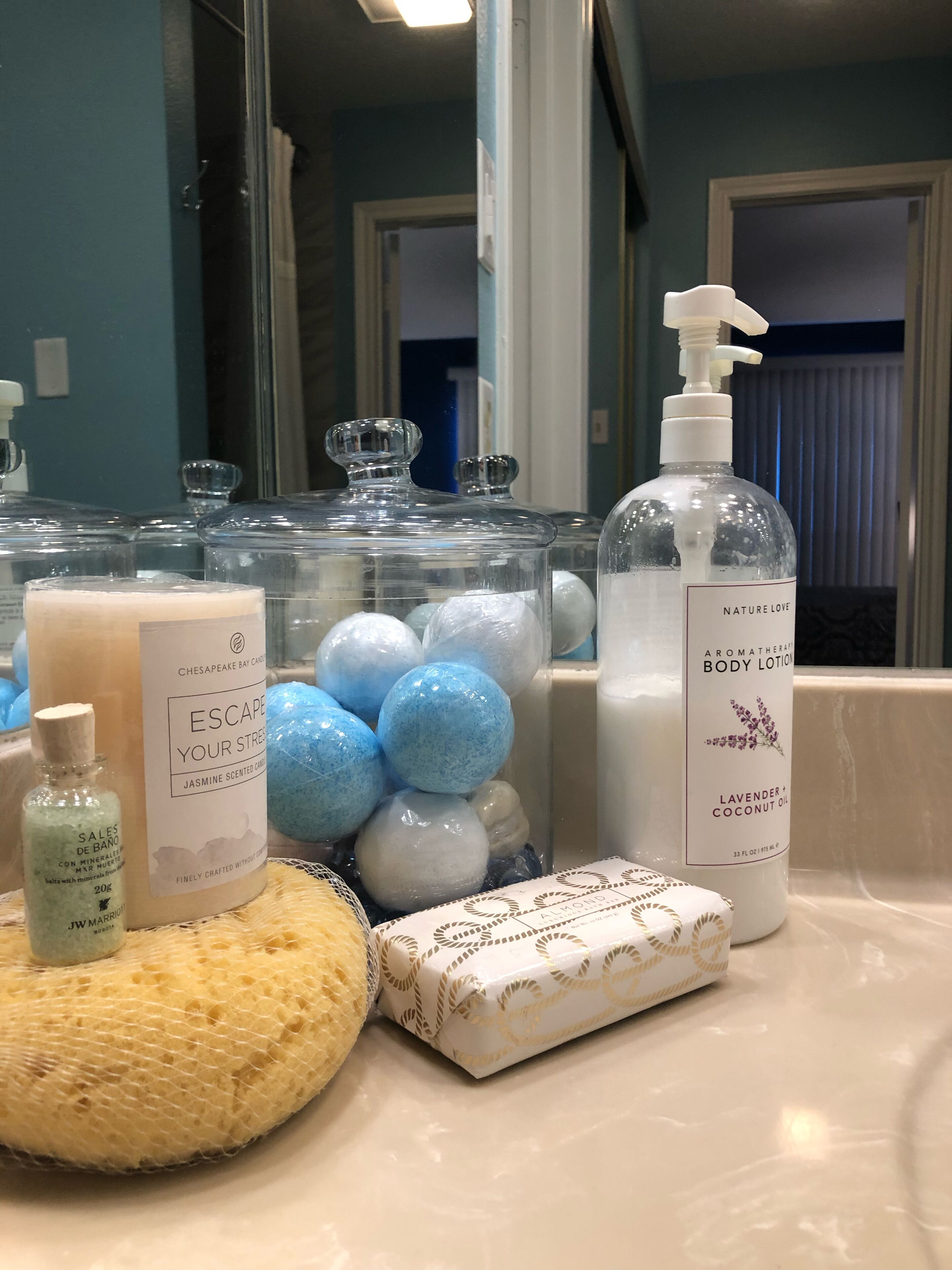 Tina con regadera, secadora de cabello, toallas, jabón 