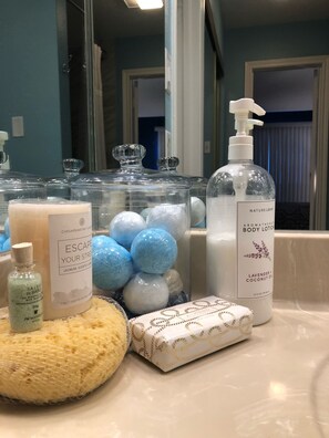 Tina con regadera, secadora de cabello, toallas, jabón 