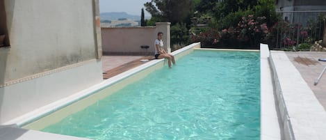 Una piscina a sfioro