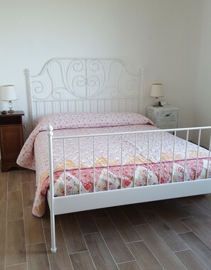 2 habitaciones, escritorio, tabla de planchar con plancha y wifi gratis 