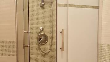 Douche, sĂšche-cheveux, bidet, serviettes fournies