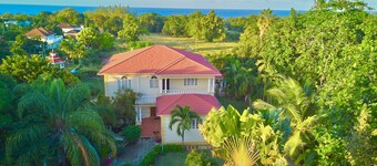 Encantadora villa con piscina, golf y acceso a playa privada