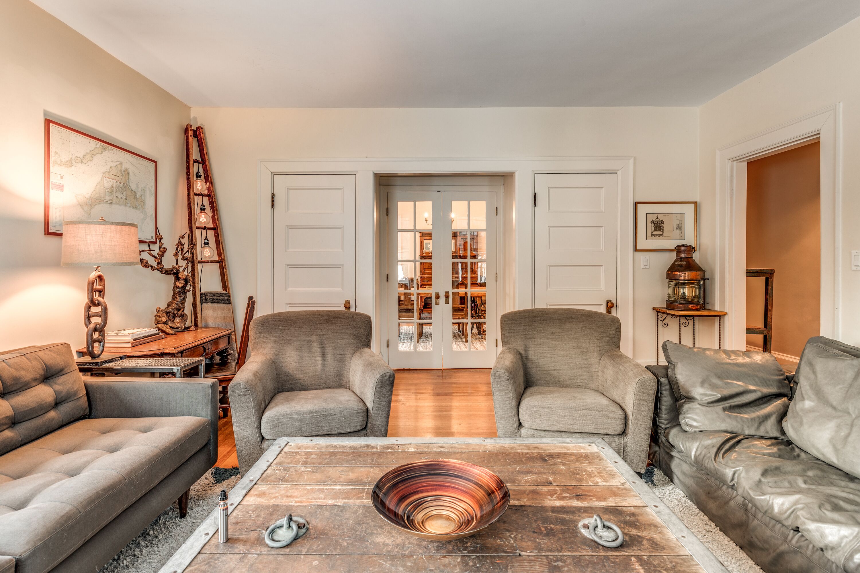 Grand 10 Room Home Near Boston Sleeps 9 with free parking 