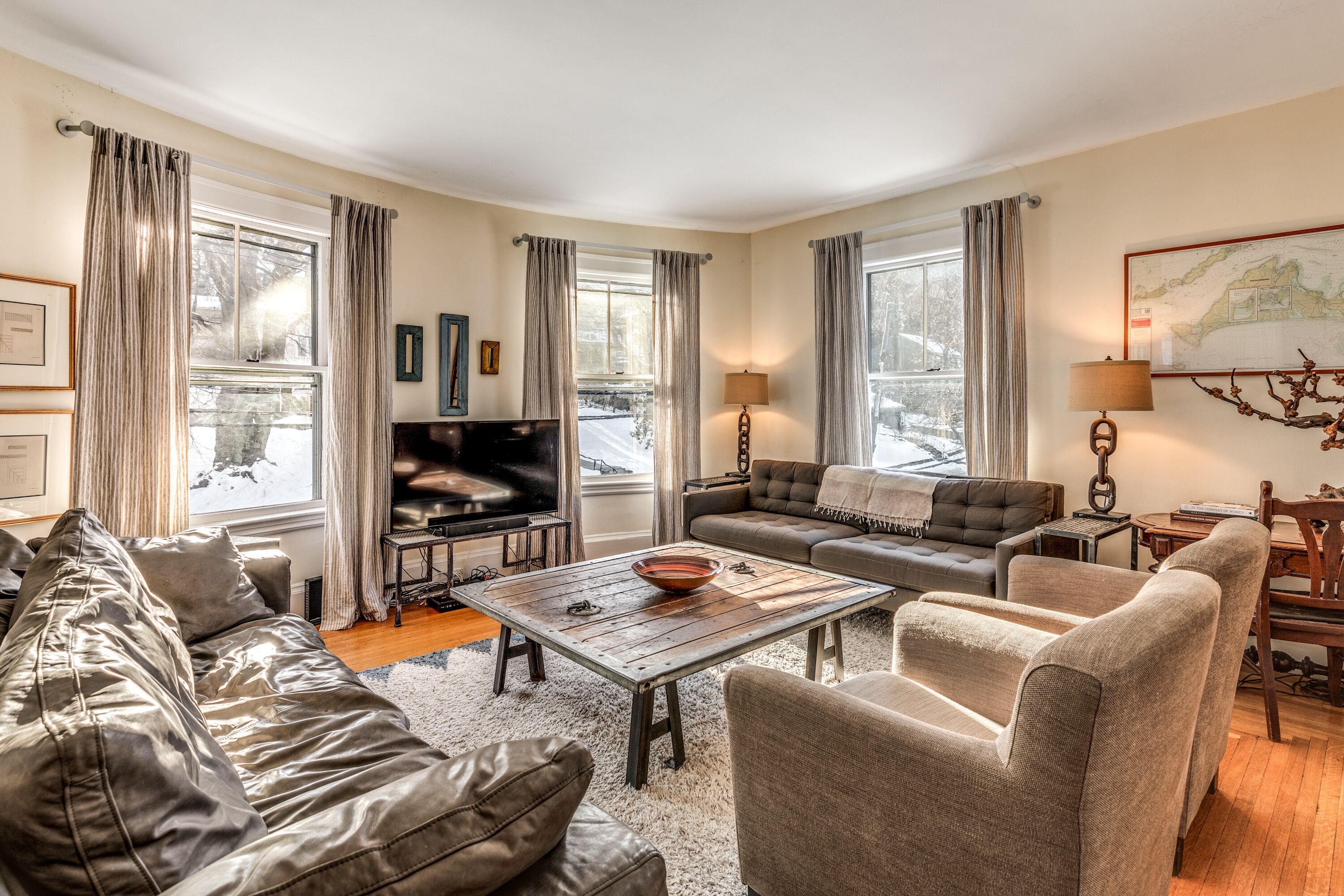 Grand 10 Room Home Near Boston Sleeps 9 with free parking 