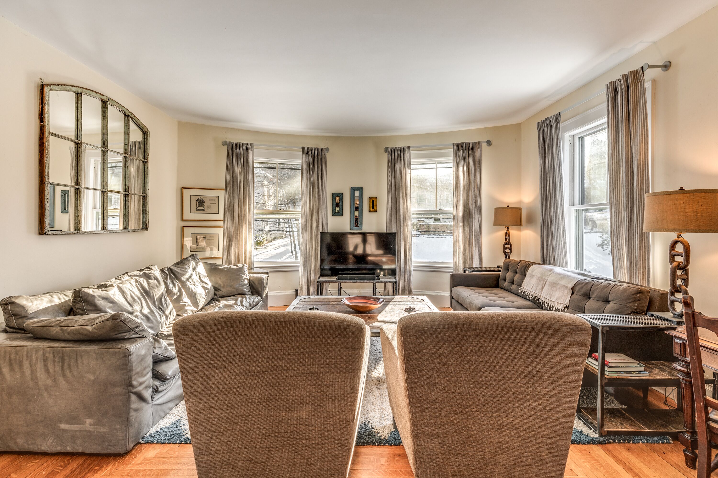 Grand 10 Room Home Near Boston Sleeps 9 with free parking 