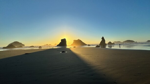 A beach with large rock formations and a clear sky. - Ocean Front ON the Beach - Spectacular Views! 14 Minutes to Bandon Dunes Golf! (Bandon)