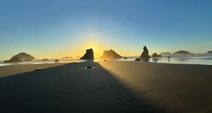 Ocean Front ON the Beach - Spectacular Views! 14 Minutes to Bandon Dunes Golf!