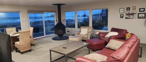 Smart-tv, eldstad, dvd-spelare och böcker