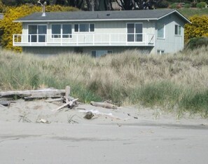 Exterior - Ocean Front ON the Beach - Spectacular Views! 14 Minutes to Bandon Dunes Golf! (Bandon)