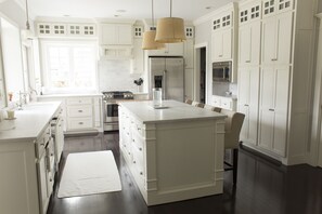 Fridge, microwave, oven, stovetop - OU Game Day Get-Away / 6BR Light-Filled Home / Sleeps 12 (Norman)