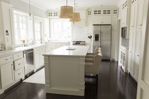 Fridge, microwave, oven, stovetop - OU Game Day Get-Away / 6BR Light-Filled Home / Sleeps 12 (Norman)