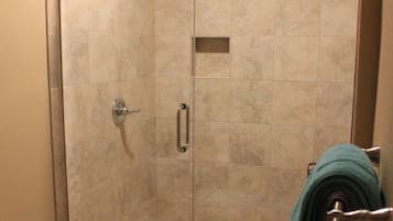 Douche, séchoir à cheveux, serviettes fournies, savon