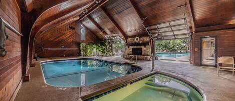 Alberca techada y alberca al aire libre