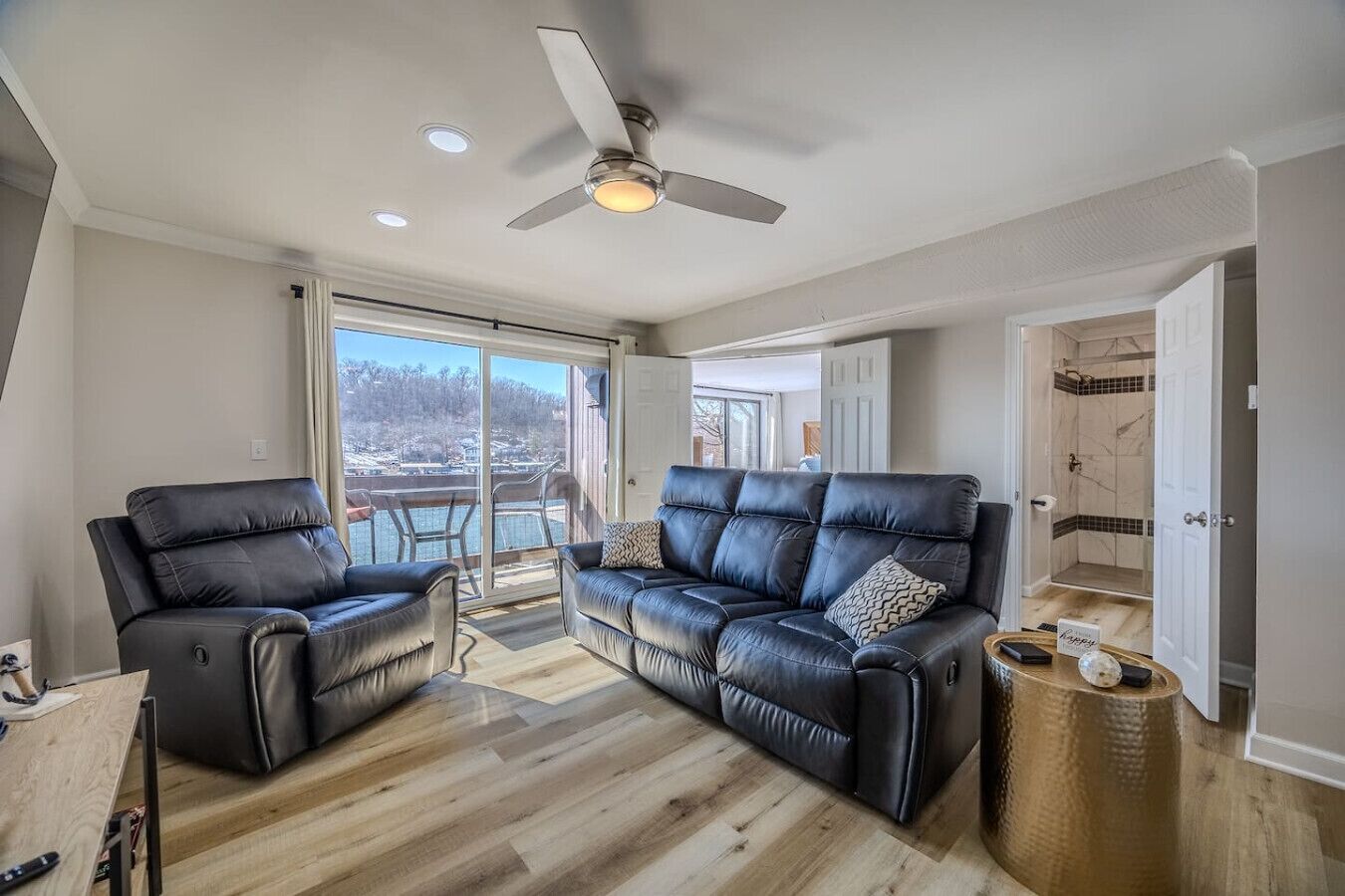 Älytelevisio, takka, videopelejä, pöytätennispöytä