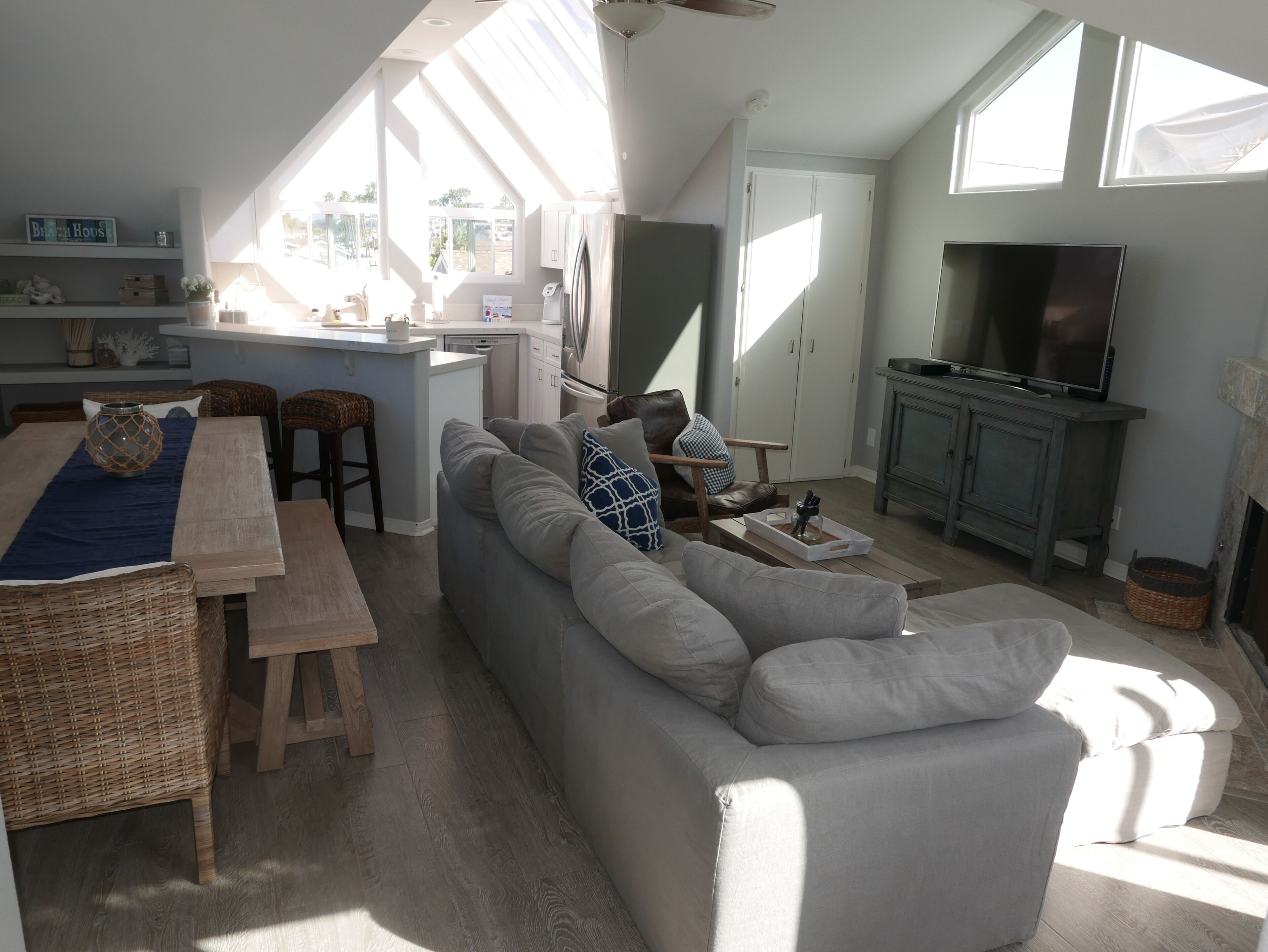 Cozy Beach Cottage - Blocks from the Sand