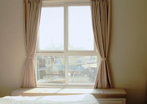 Minibar, värdeförvaringsskåp på rummet och mörkläggningsgardiner