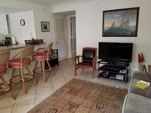 Tv, dvd-afspiller, bøger, videobibliotek