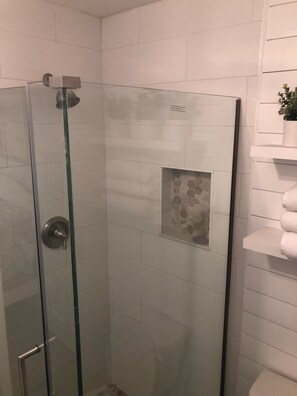 Dusch, handdukar och toalettpapper