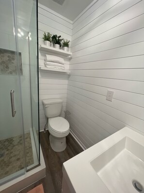 Douche, serviettes fournies, papier toilette