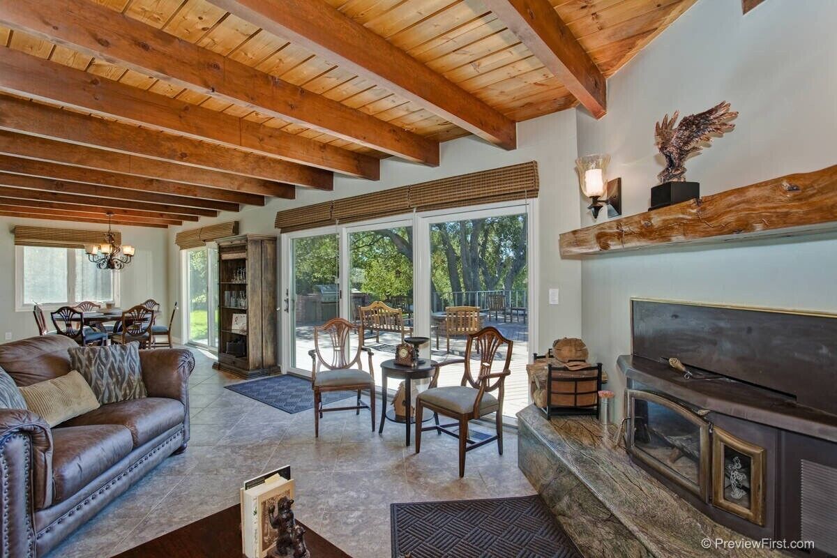 TV connectée, cheminée, lecteur de DVD, table de tennis de table