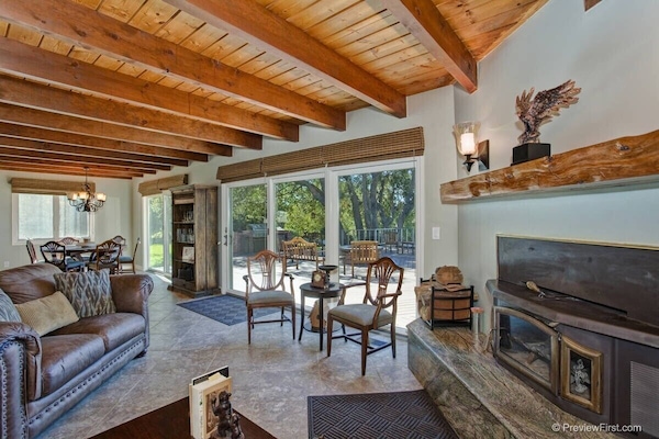 Smart TV, fireplace, DVD player, table tennis