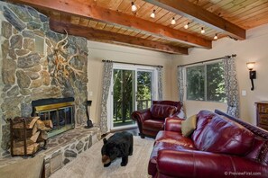 Téléviseur connecté, foyer, lecteur de DVD, table de ping-pong