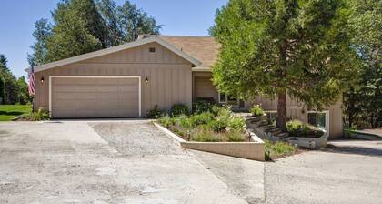 Palomar Vista Lodge - Luxurious Mountain Estate - Sleeps 16 Guests