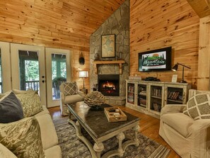 TV, fireplace - Edgewater Dreams - Riverfront, Hot Tub -Minimum (Ellijay)