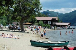 Beach - Spacious Family Home In Town With Spectacular Lake And Mountain Views (Grand Lake)