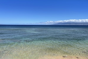 NĂ€ra stranden, solstolar och strandhanddukar