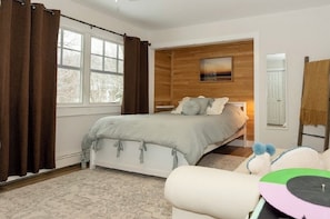 5 bedrooms, desk, iron/ironing board, free WiFi