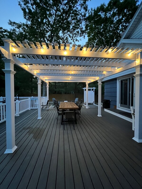 Outdoor dining - Resort Style backyard including professional PICKLEBALL COURT paddles & HOT TUB. (southampton)