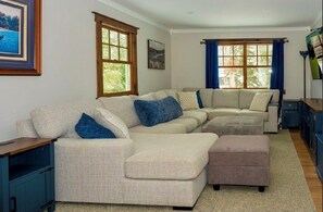 Téléviseur connecté, foyer, jeux vidéo, table de ping-pong