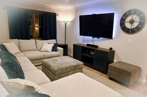 TV connectée, cheminée, jeux vidéo, table de tennis de table