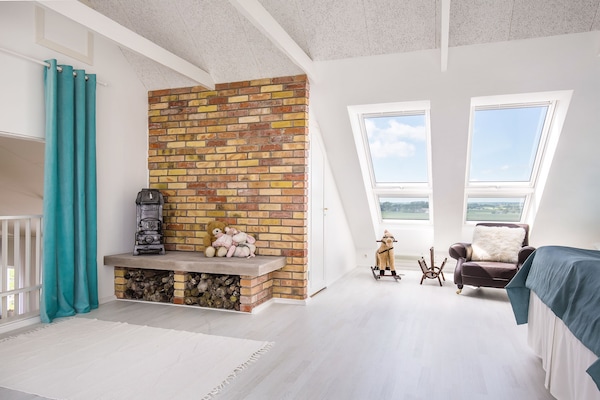 House | 2 bedrooms, individually decorated, individually furnished, desk