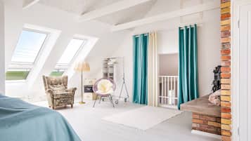House | 2 bedrooms, individually decorated, individually furnished, desk