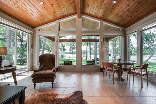 Sleeps 16 - Private Dock & Lake Views - Perfect Cedar Creek Family Getaway