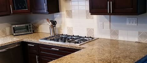 Een koelkast, een microgolfoven, een oven, een kookplaat