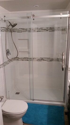 Dusche, Whirlpool, Haartrockner, Handtücher