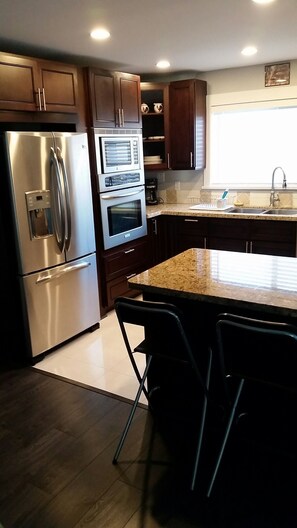 Kjøleskap, mikrobølgeovn, ovn og kokeplater