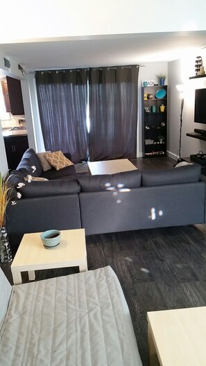 Televisión, chimenea, reproductor de DVD y tenis de mesa 