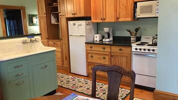 Refrigerador, microondas, parrilla de estufa y cafetera y tetera